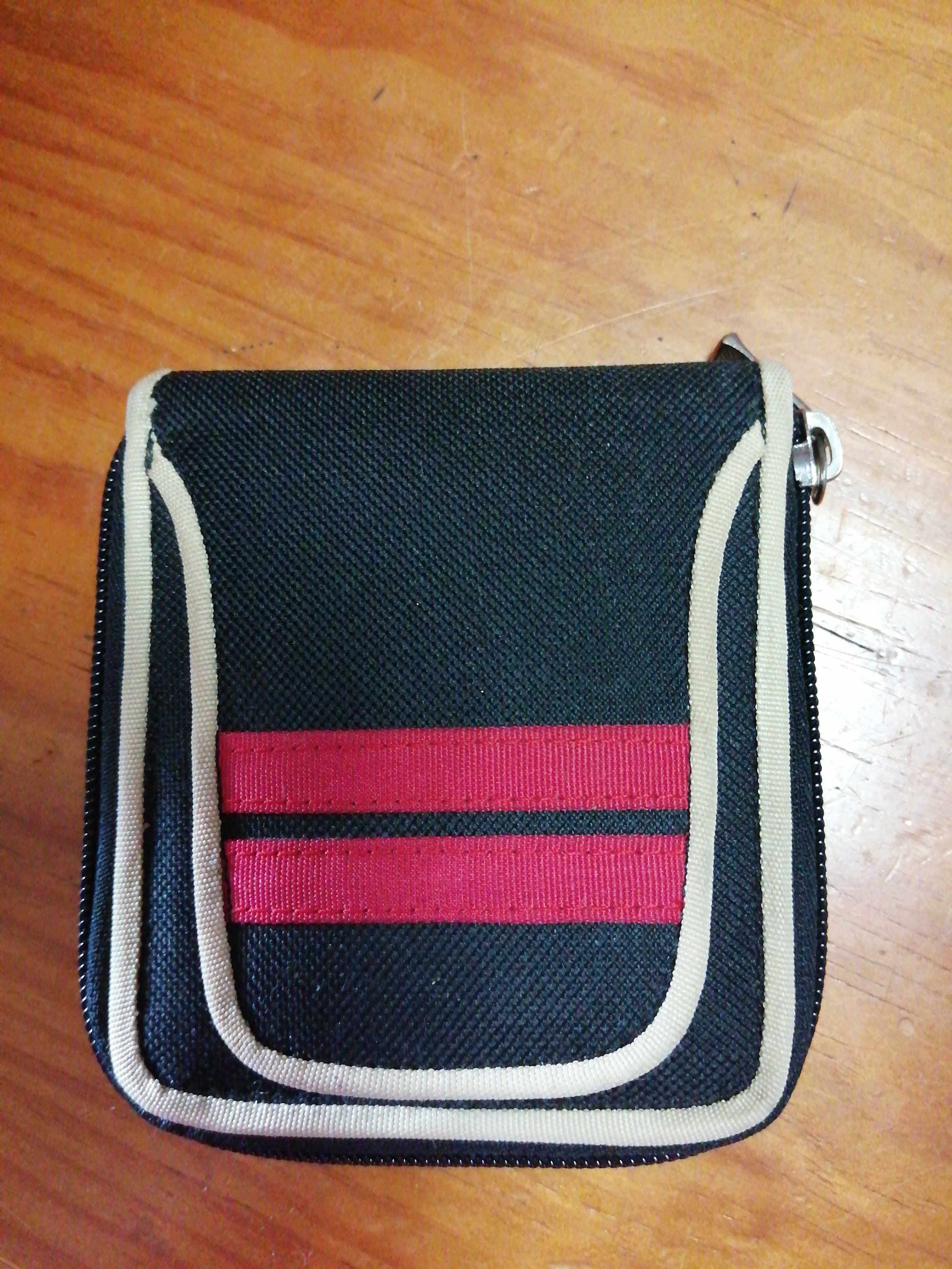 Carteira bolso preto e vermelho.