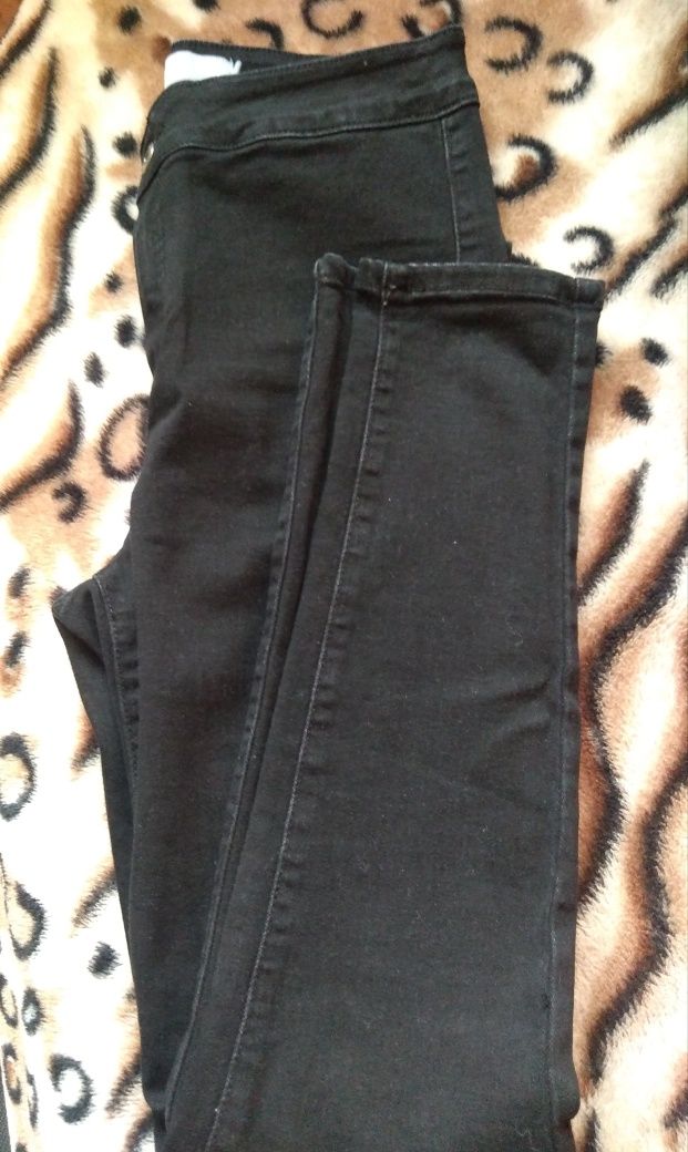 Damskie czarne jeansowe rurki Femestage w rozmiarze 38 /40.