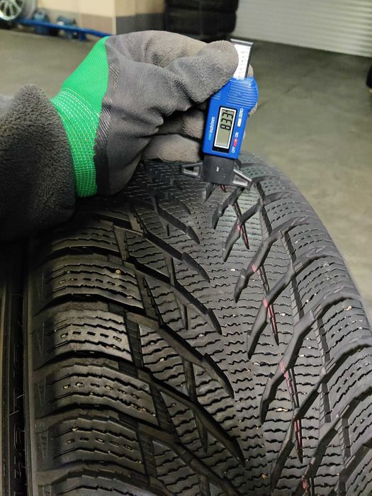 R18 245 40 зимові шини Nokian Hakkapeliitta хороший