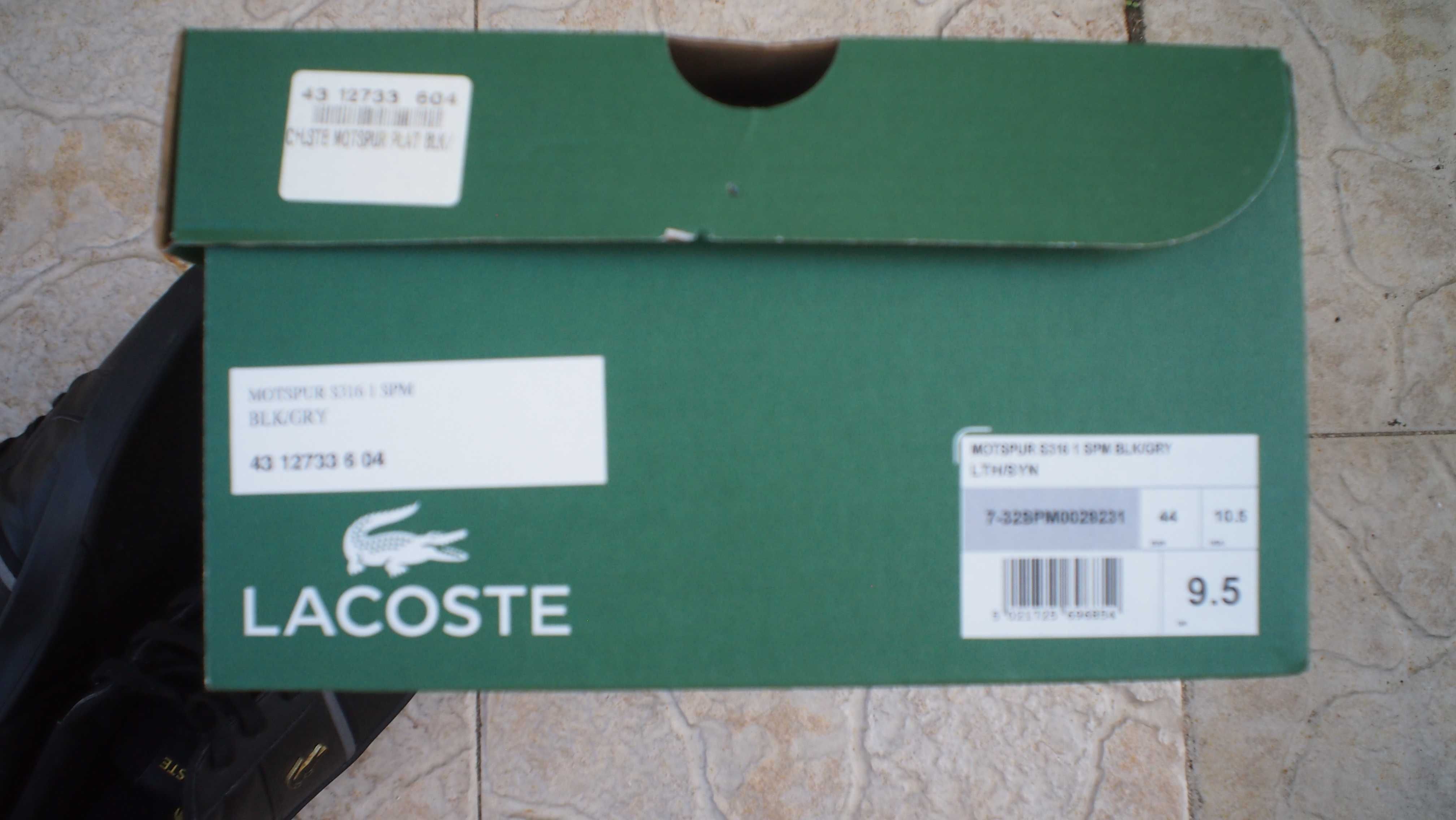 Sapatos Lacoste novos.