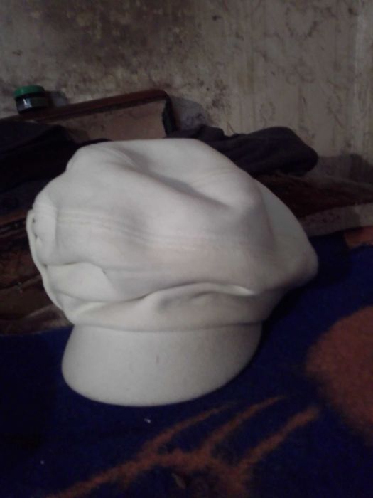 Берет зимний кожаный белый женский