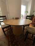 Mesa de refeição para 6 pessoas com 2 cadeiras e 2 bancos