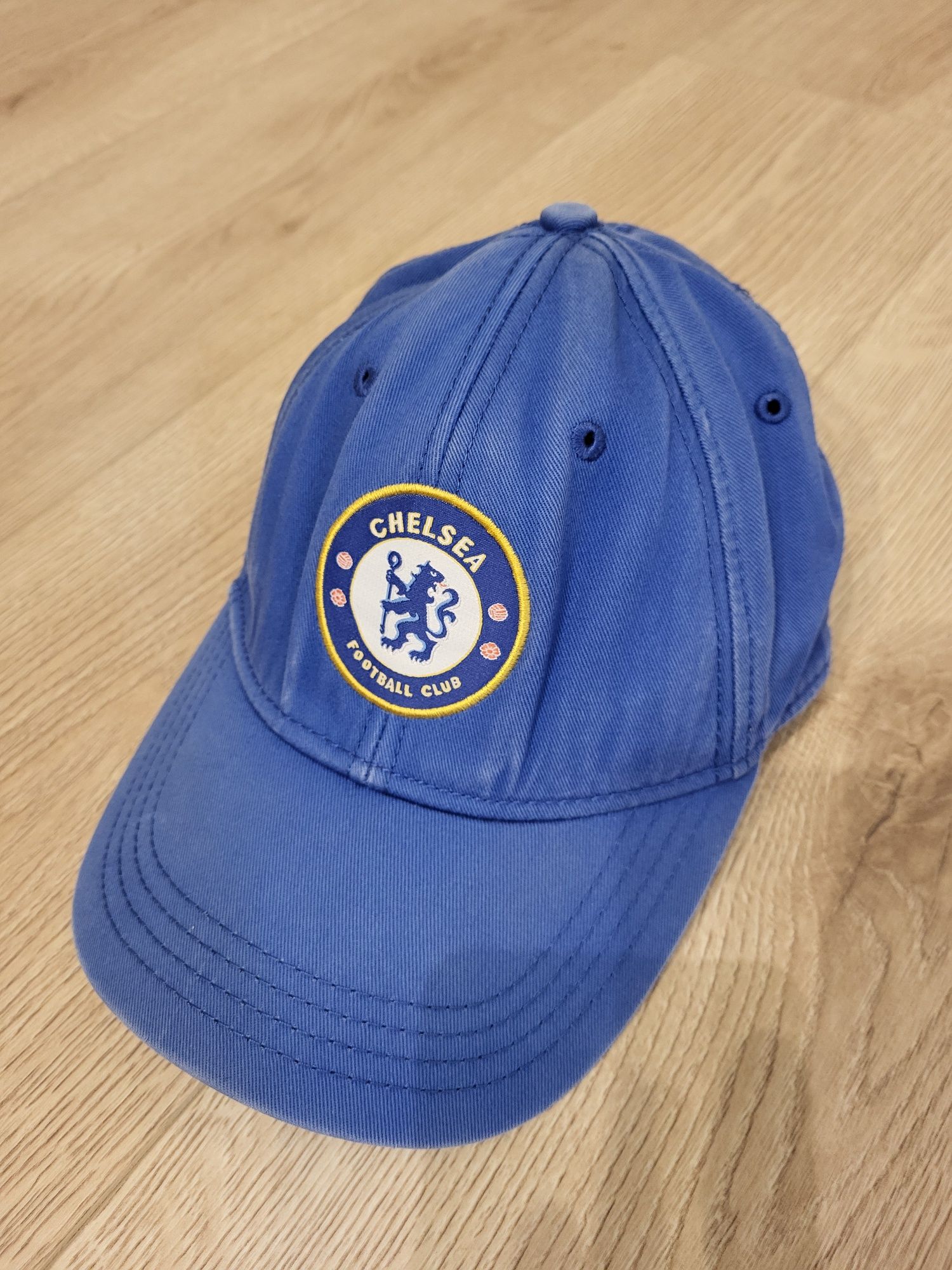6 czapek z daszkiem m.in. Chelsea na chłopca na ok. 10-12 lat