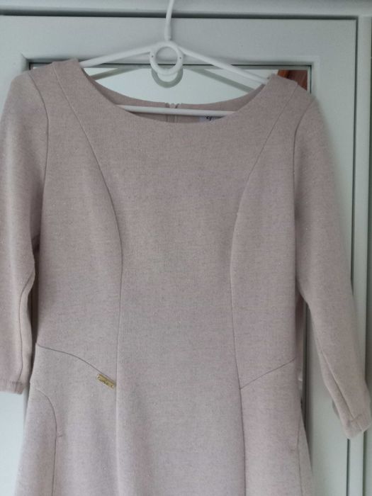 Beżowa elegancka sukienka ze srebrną nitką rozmiar 38