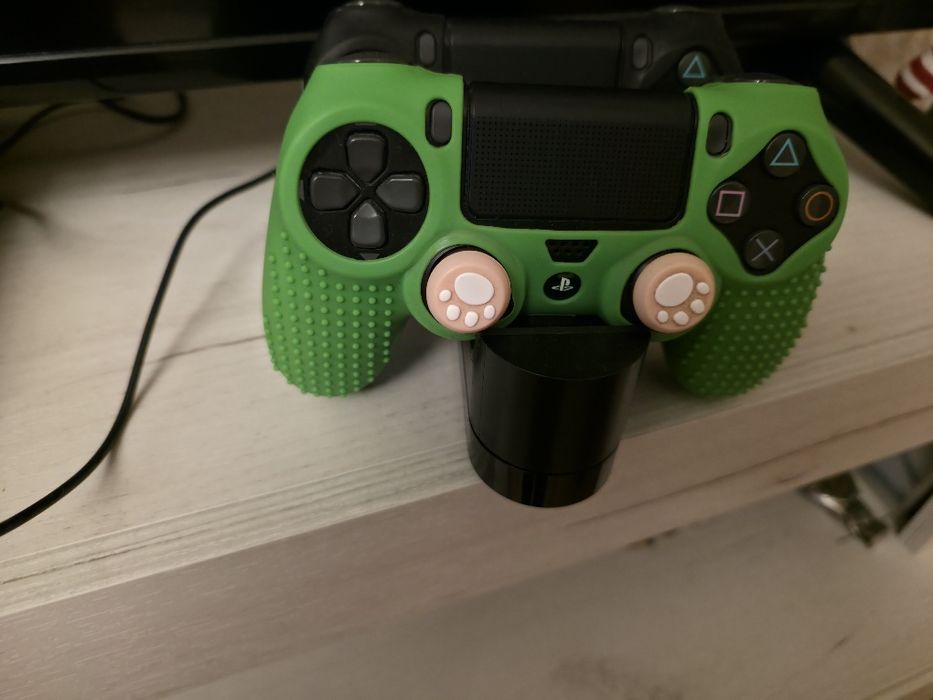 Play Station 4 pro 1tb 2 геймпади