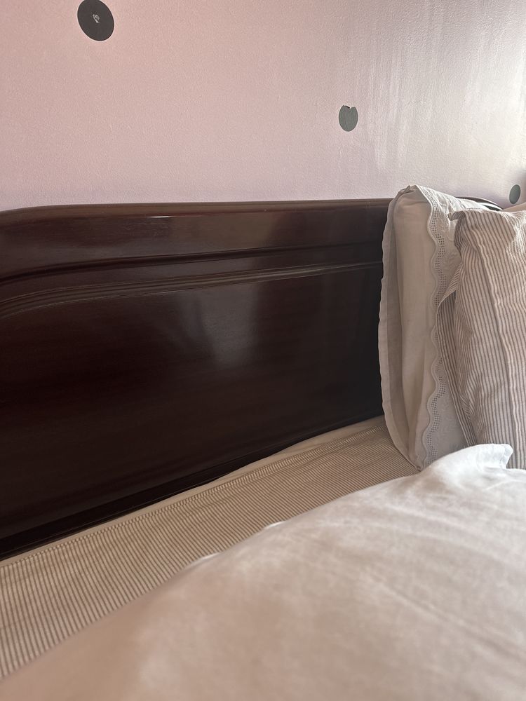 Cama de casal de madeira