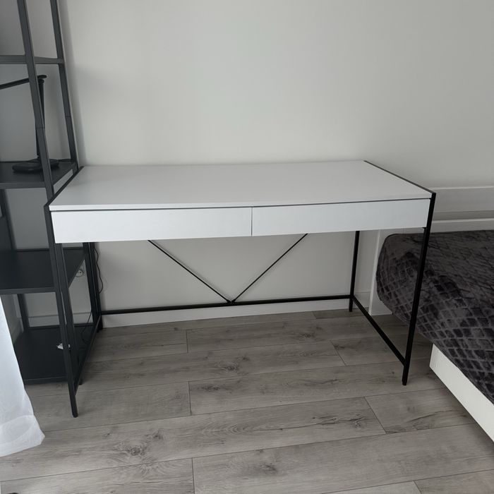 Biurko Mebel Partner UNIF biało-czarne z dużym blatem i szufladami