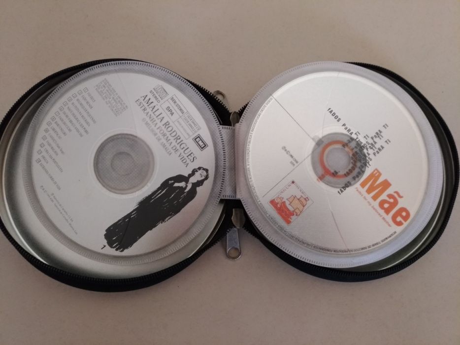 Caixa com lote de 14 CDs de Fado