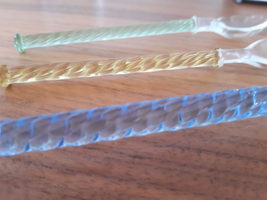 Talheres em vidro antigo