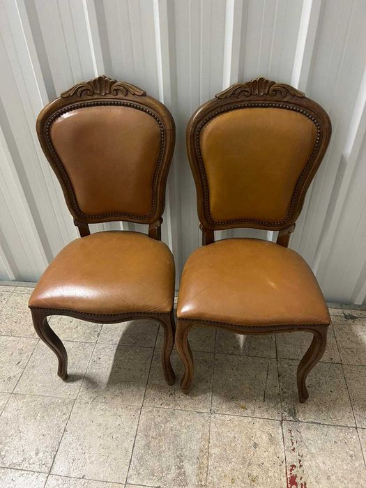 2 cadeiras vintage em madeira e estofos castanhos