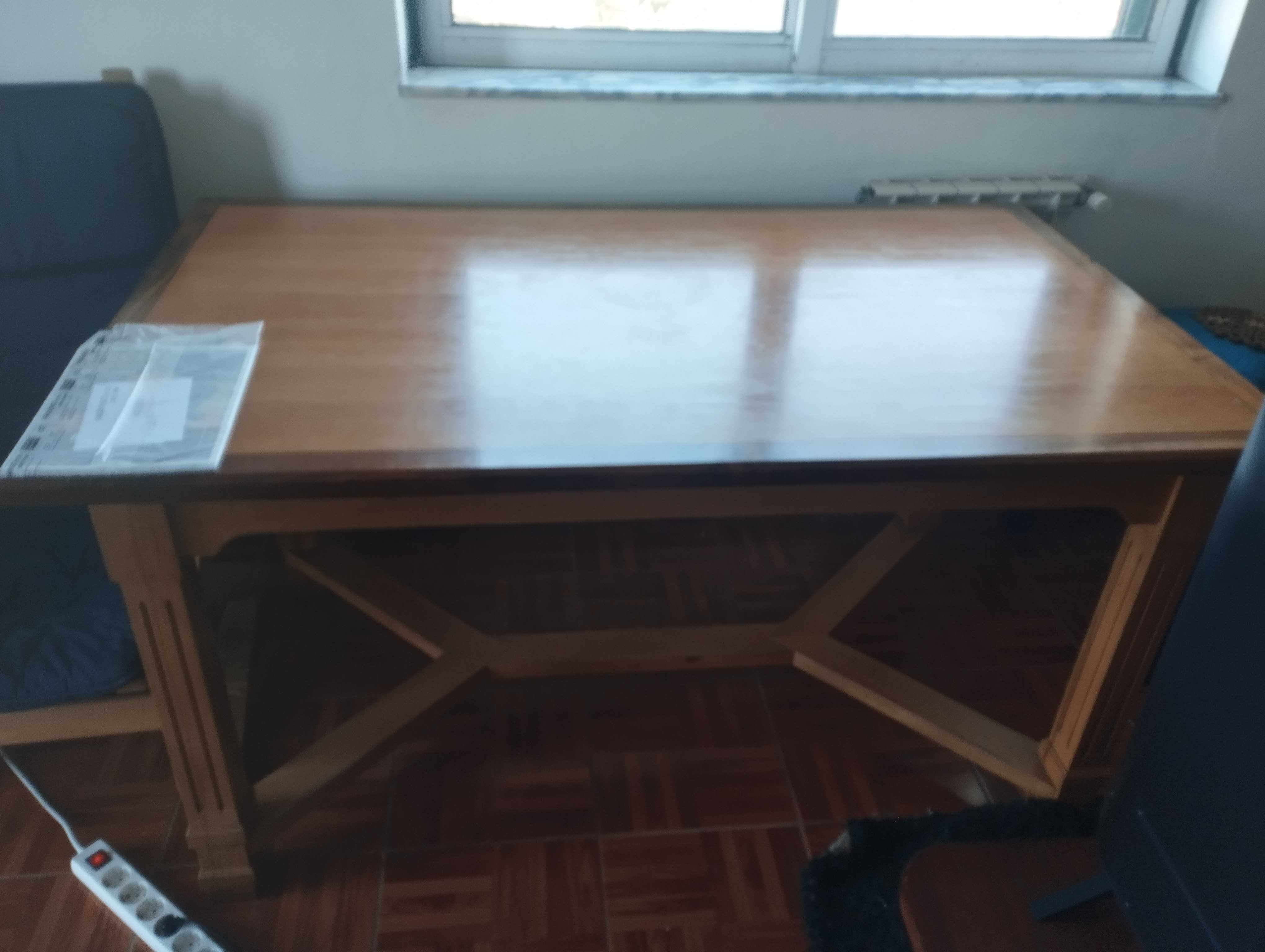 Mesa de madeira trabalhada