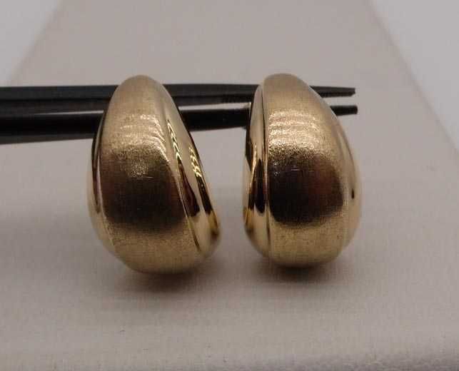 Złote kolczyki półkola matowo polerowane sztyfty.