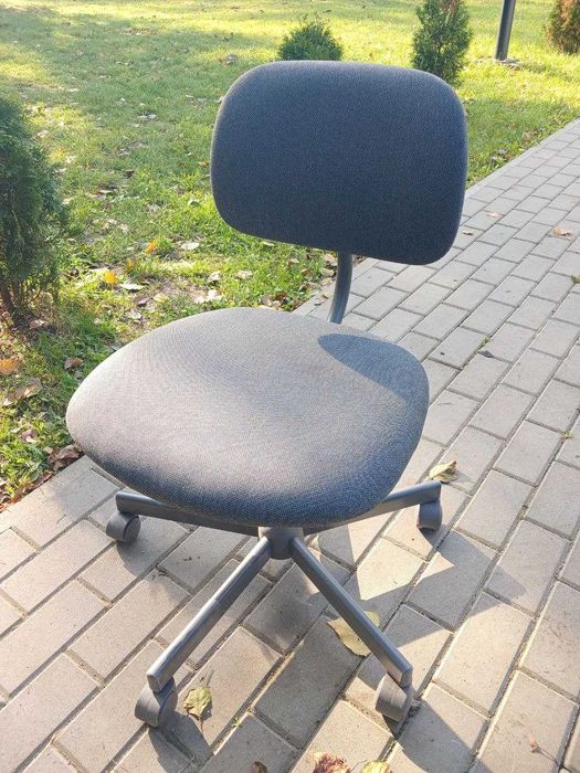 Oferuję na sprzedaż meble biurowe, stoły, krzesła, półki