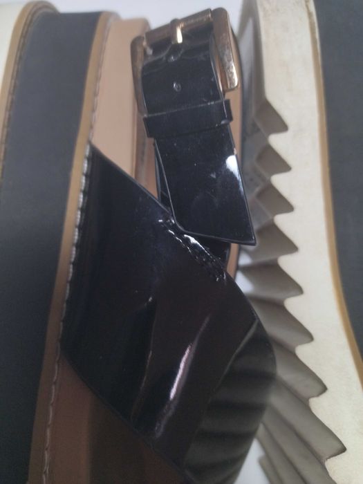 Sandálias pretas em verniz 37