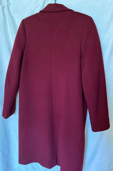 Демисезонное бордовое пальто бренда Masego