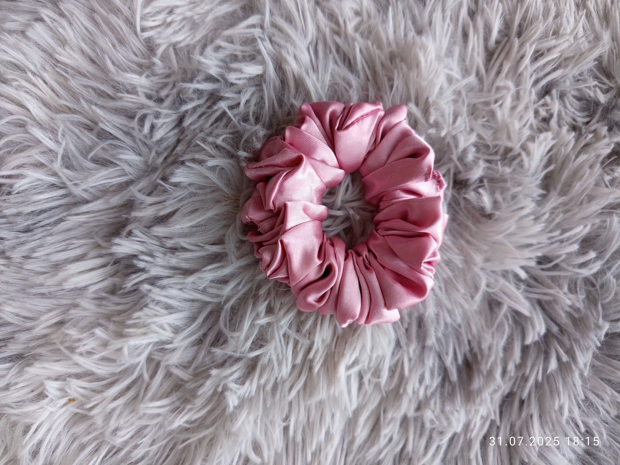 Satynowa gumka do włosów scrunchie