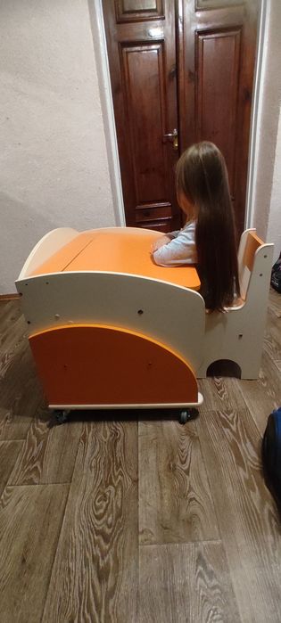 Стіл та стільчик