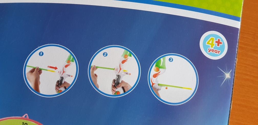 Łuk z tarczą i trzy strzałkami plus 4 lata