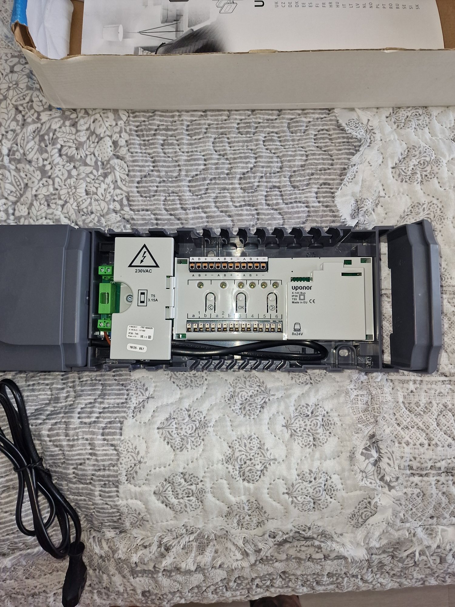 Sterownik Uponor Smatrix Base X-145 Bus 6X oraz silownik