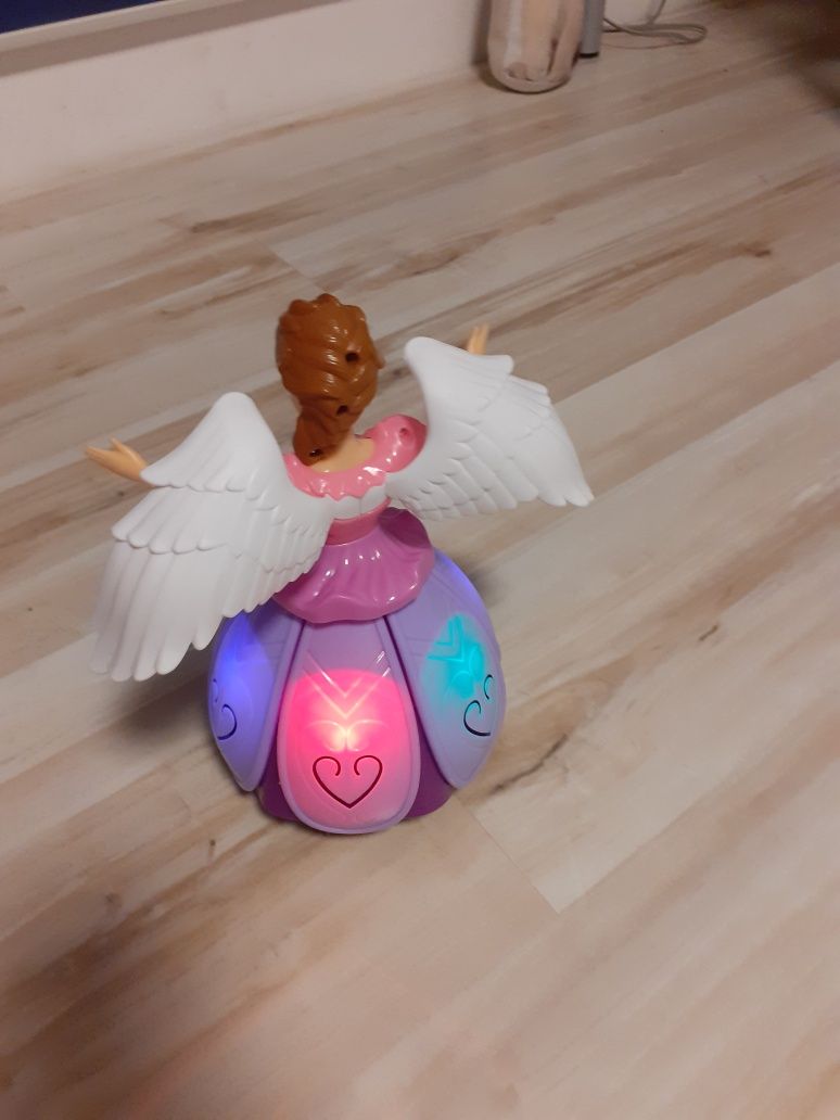 Tańcząca, śpiewająca, świecąca Elsa