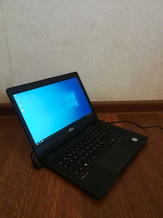 Ноутбук Fujitsu, i5 8365u, ssd 128 gb, озу 8 gb.