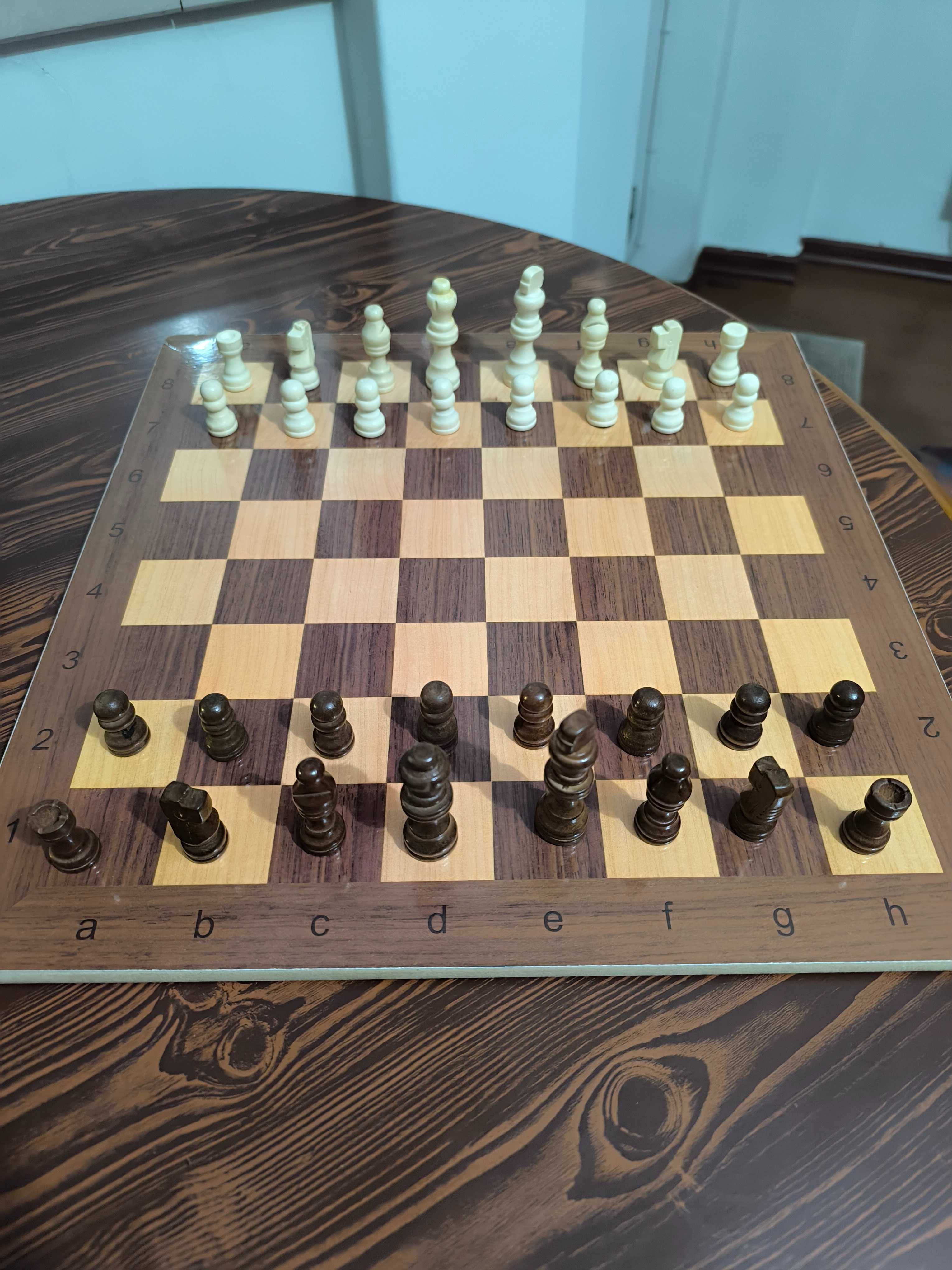Jogo de xadrez e dama semi-novo completo