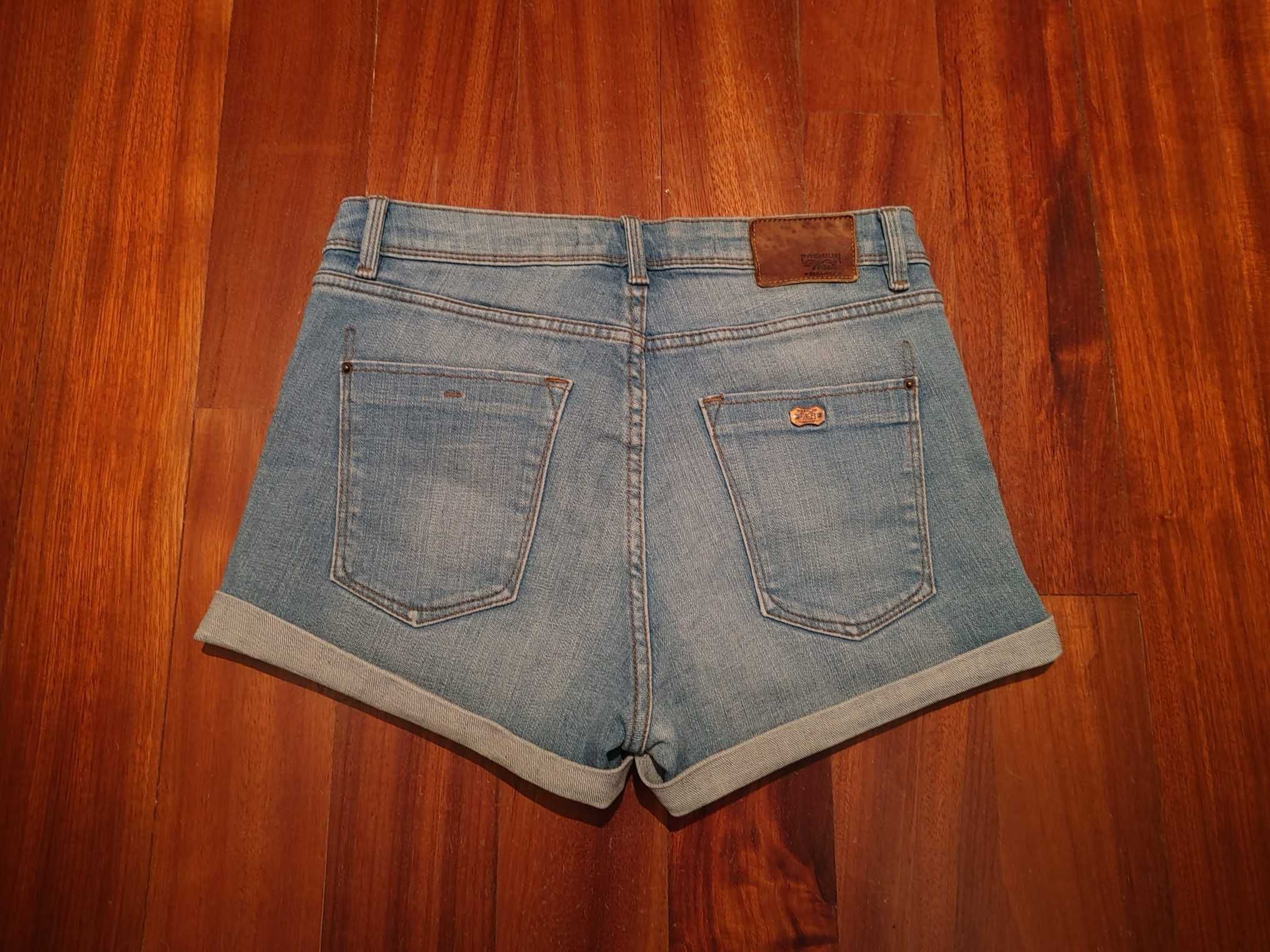 Calções em ganga elástica da marca Zara. Novos. Sem uso.