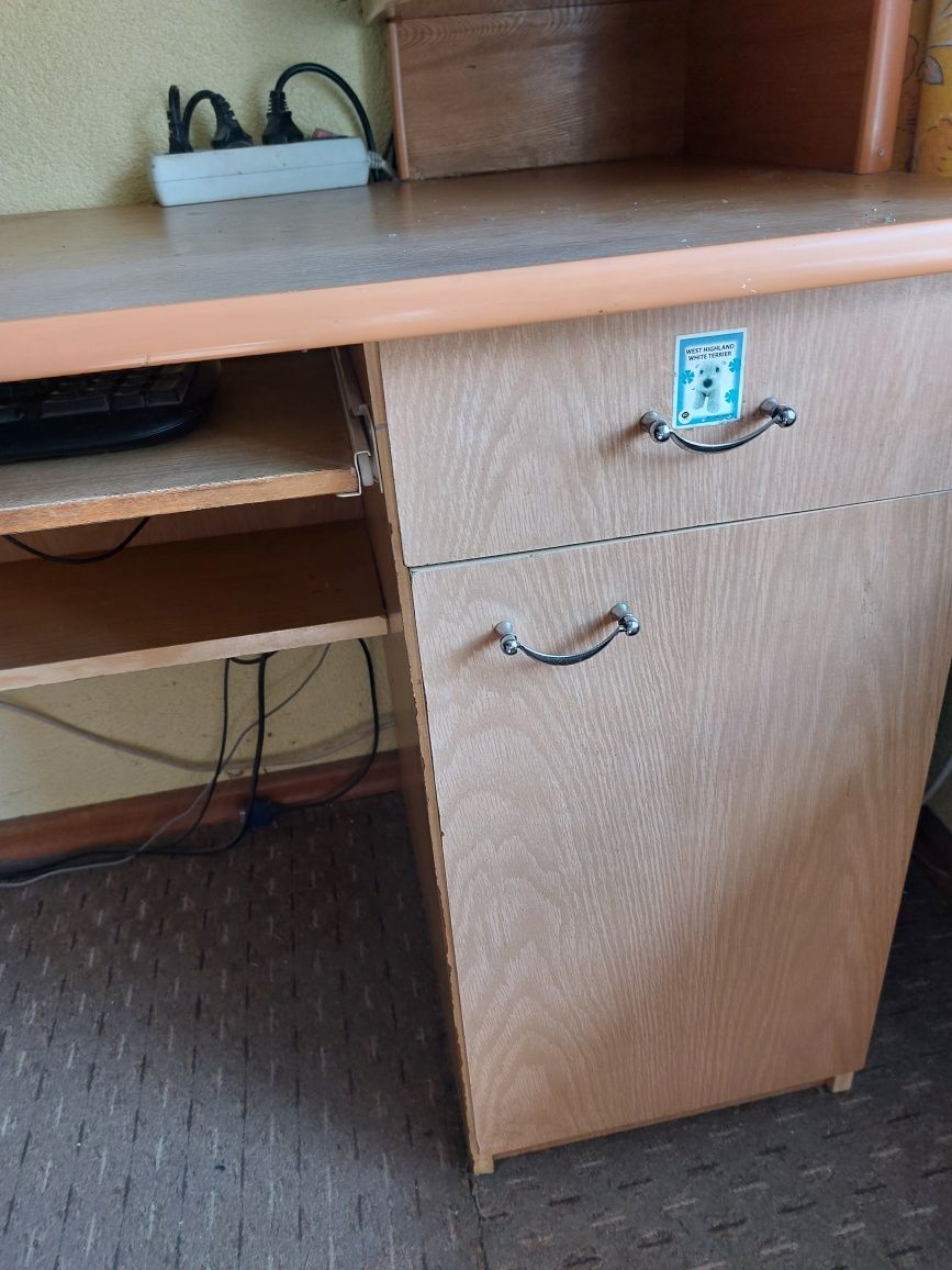 Biurko pod komputer, stolik z wysuwaną klawiaturą
