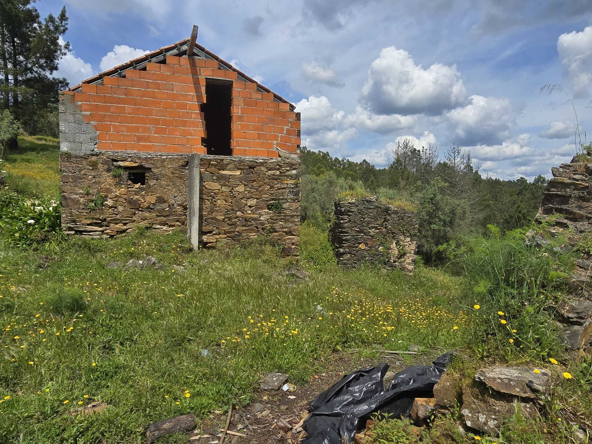 Moradia para Recuperar -Carrapatoso - Fontes - Castelo de Bode