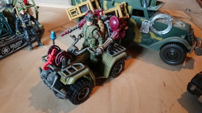Zabawki Wóz bojowy, quad, samochód, łódź + żołnierze
