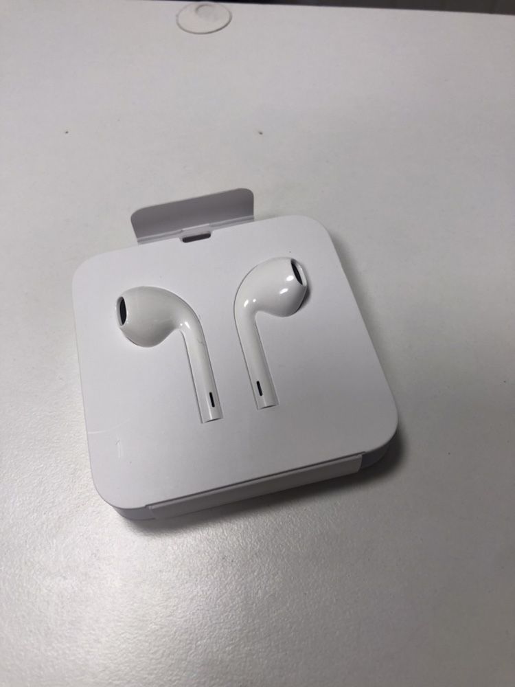 Продам оригинальные наушники Apple EarPods iPhone with original