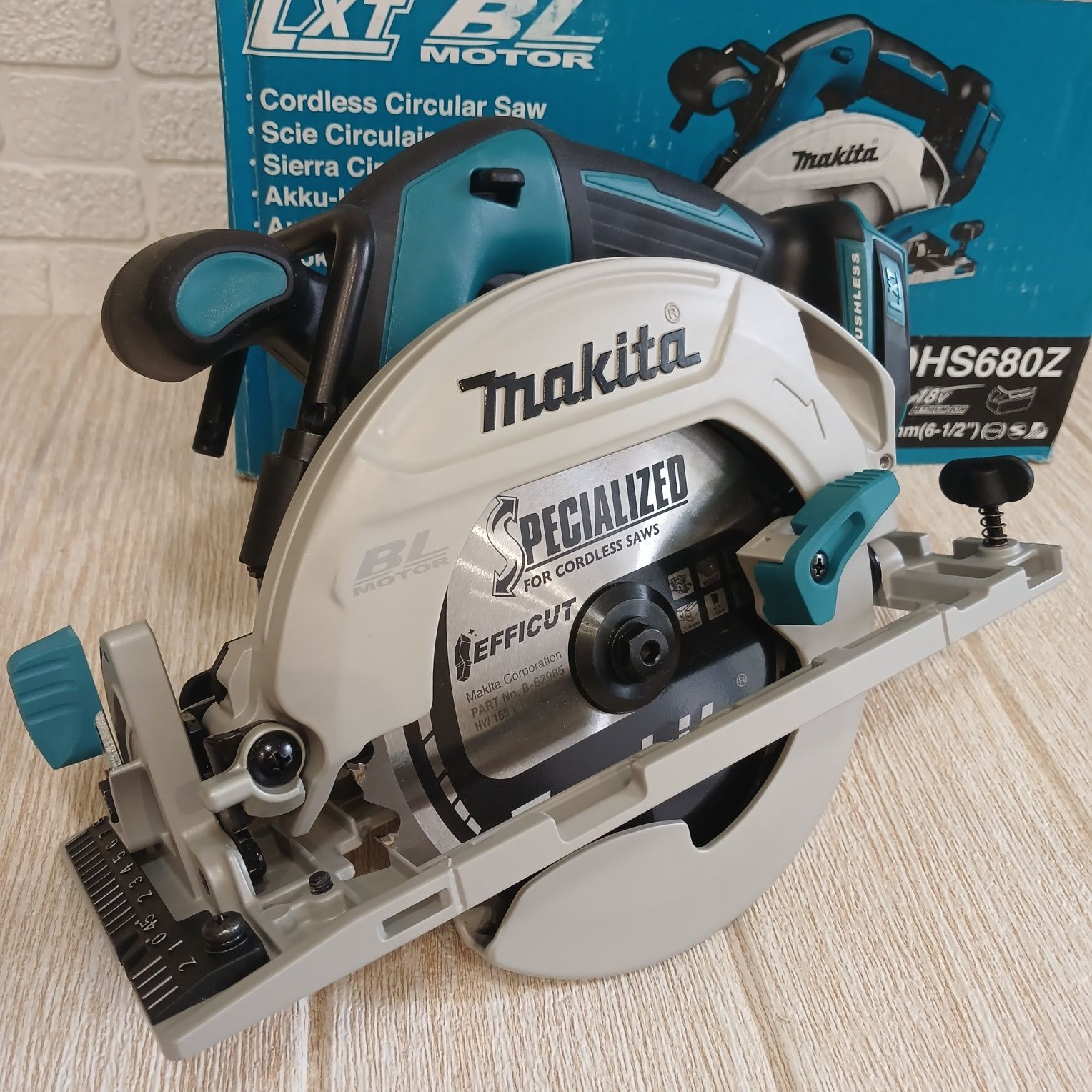Акумуляторна дискова пила makita dhs680