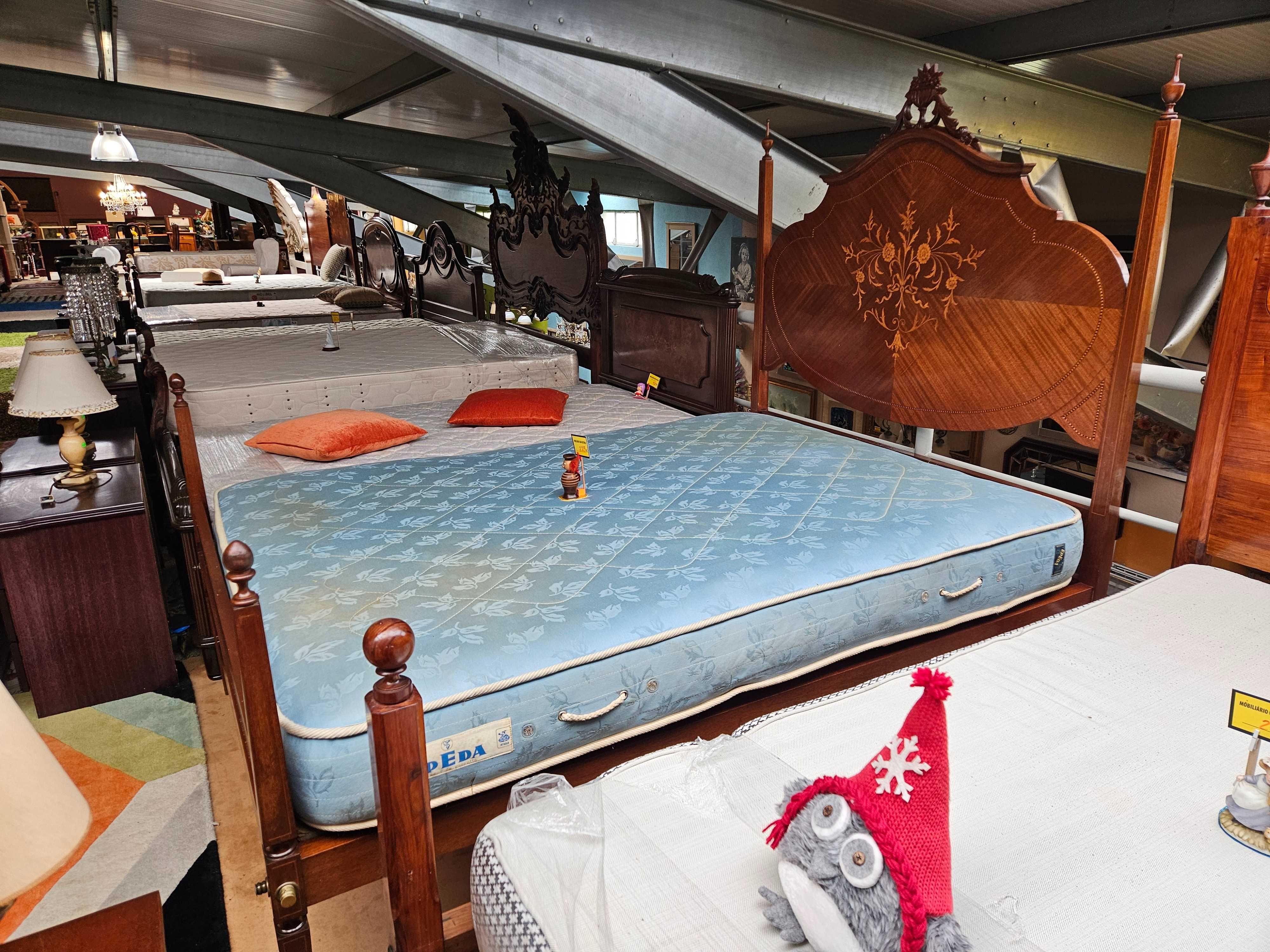 Cama antiga estilo D. Maria com estrado e colchão - Muito bo