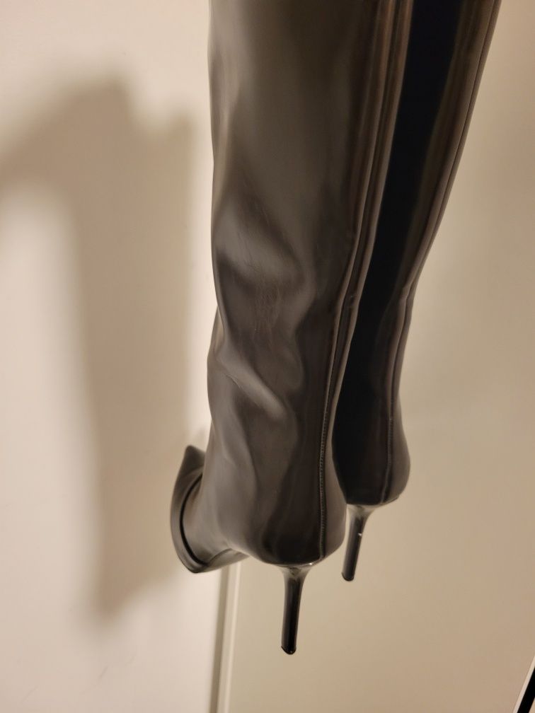 Botas pretas com saltos