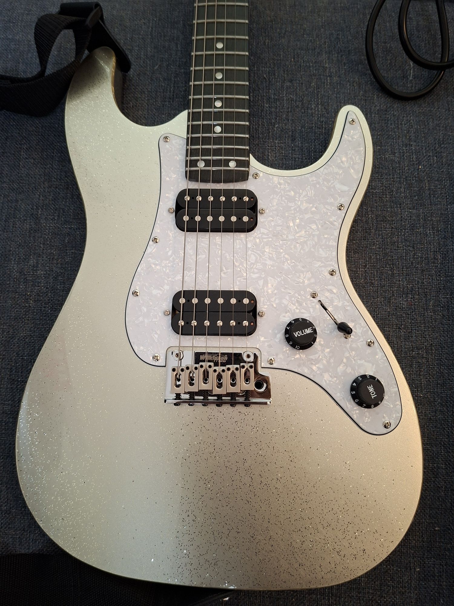 Zestaw gitara elektryczna, wzmacniacz, pokrowiec + akcesoria