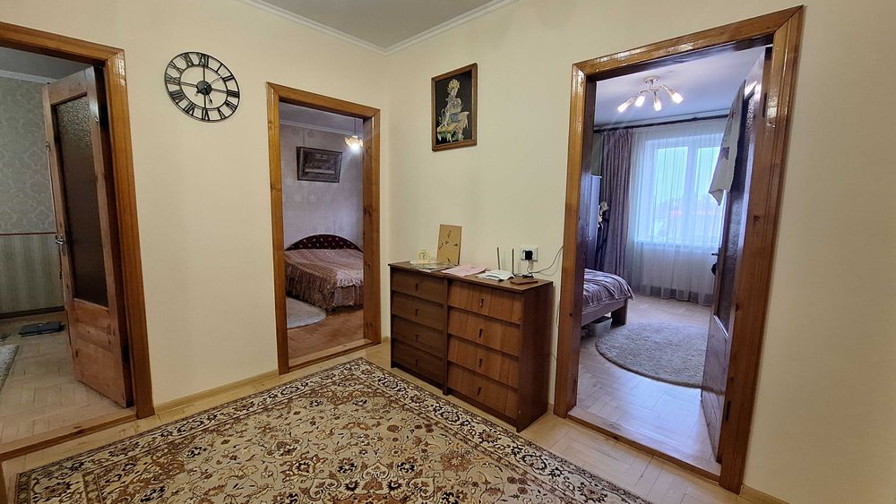 Продається трикімнатна квартира по вул. Білозіра