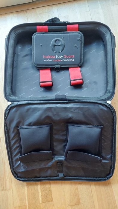 Mala pequena de viagem, com trolley. Muito robusta.