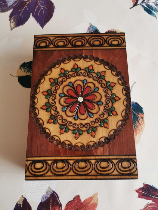 Drewniana szkatułka z lusterkiem, Mandala