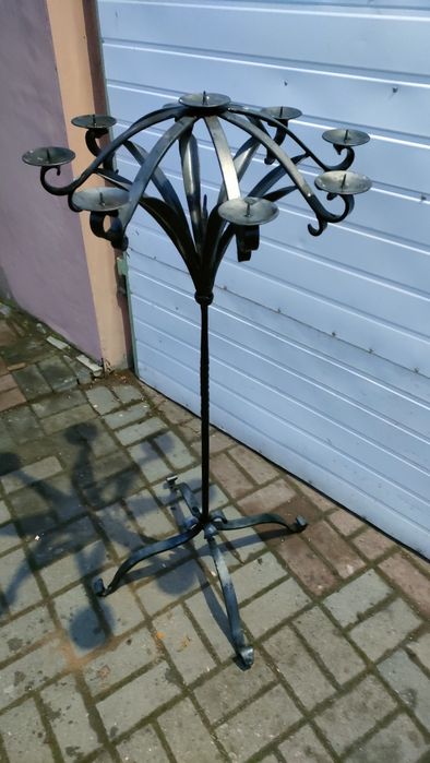 Świecznik podłogowy na osiem świec