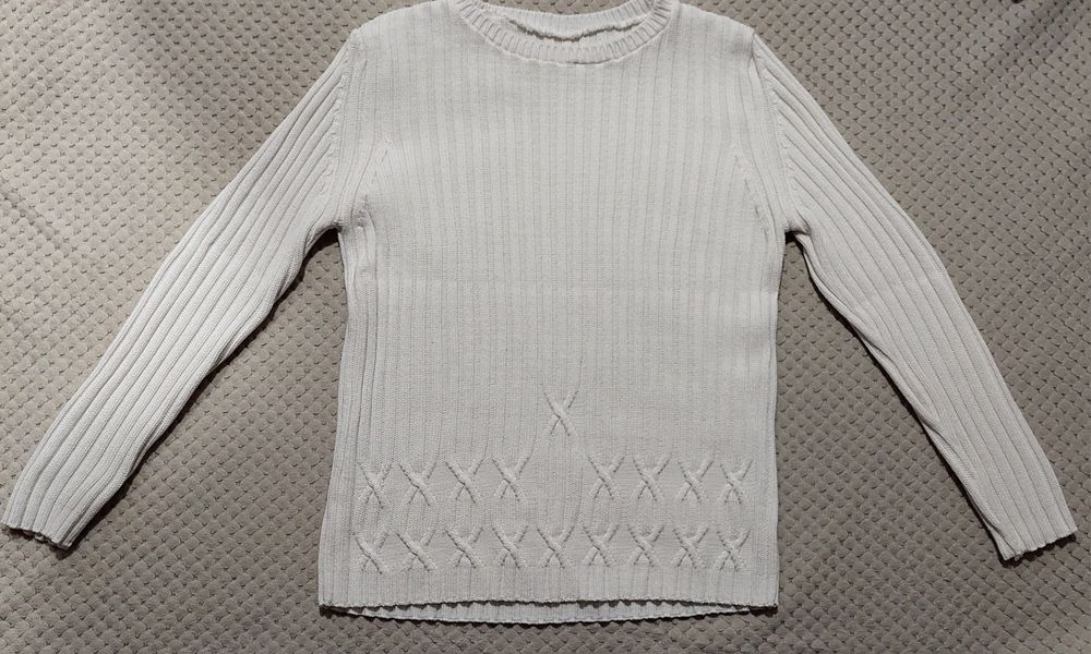 Biały prążkowany sweter