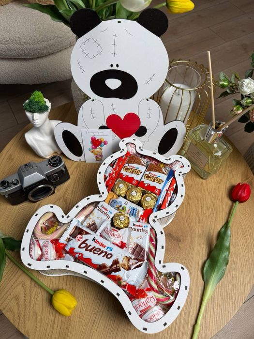 Подарунковий бокс із солодощами та стильним оформленням