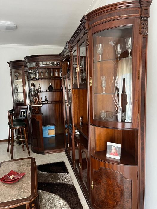 Bar de sala com mesa de centro e 2 cadeiras