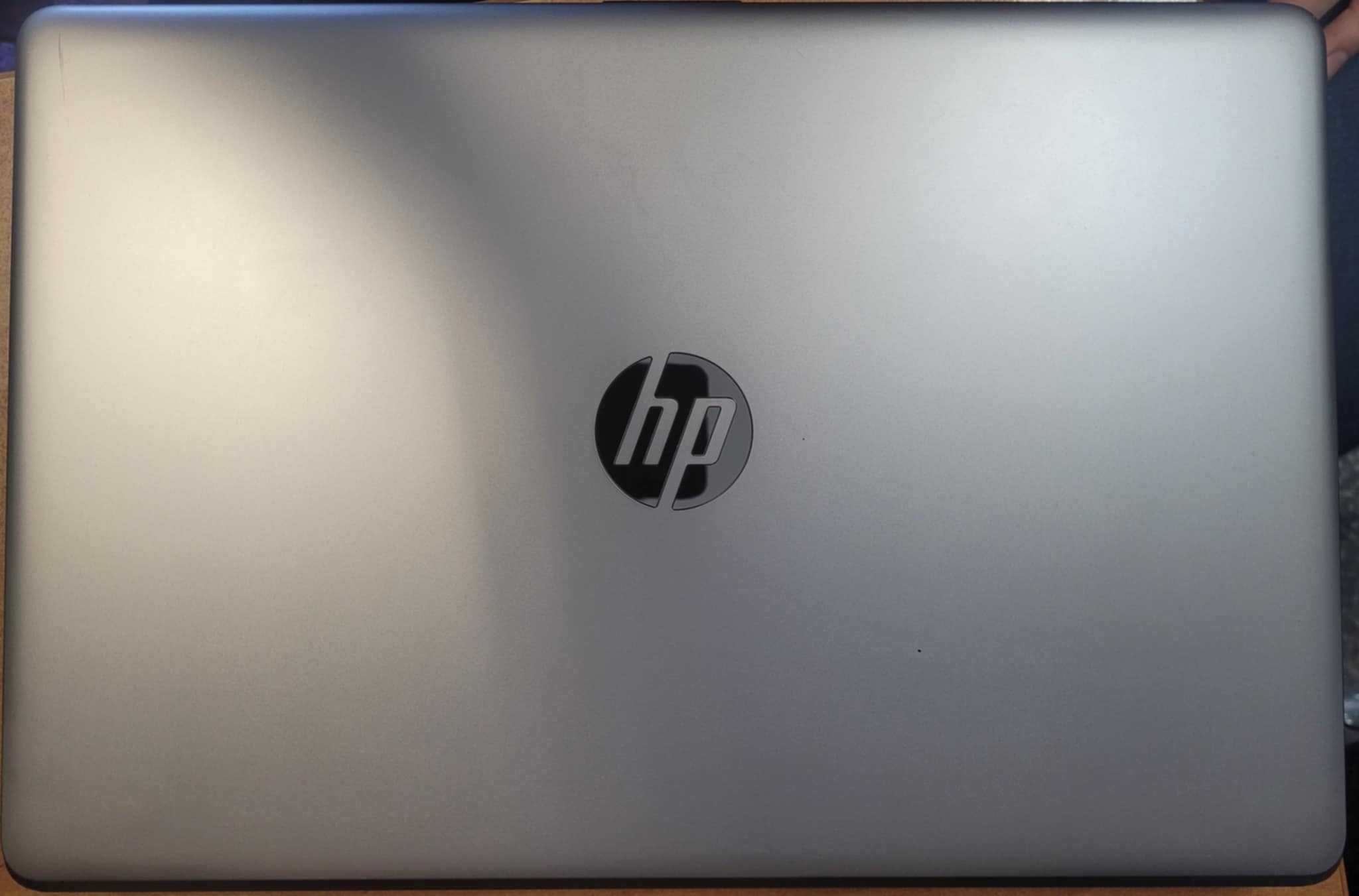 HP 15-bs035ne / i5-7200U / AMD R7 M340 4 GB / 16 GB RAM / 256 GB SDD