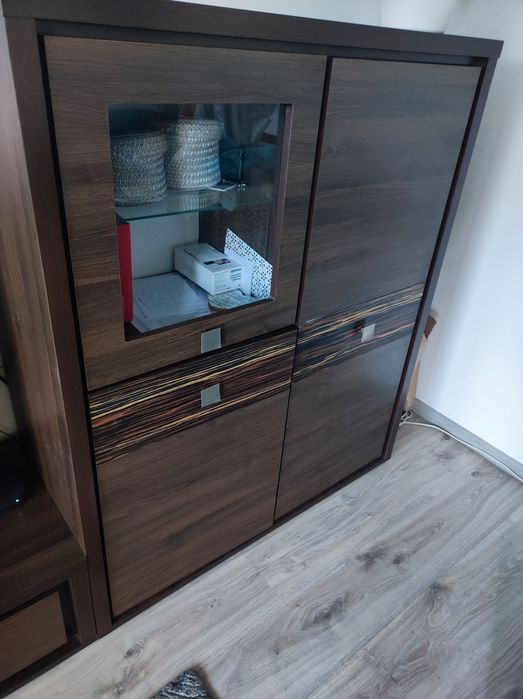 Meble do salonu brązowe komoda, szafka RTV, szafa-witryna