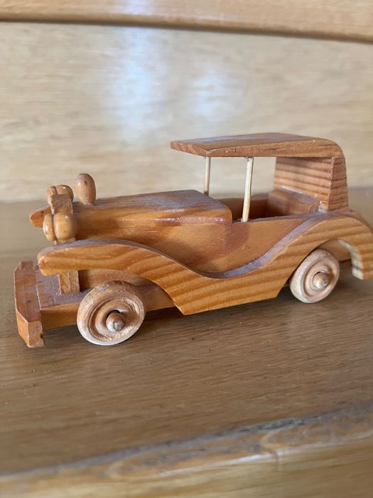Drewniany samochód. Zabawka, eksponat, prezent, model.