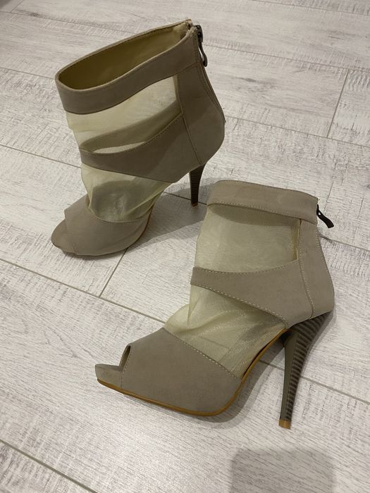 Buty na szpilce z siatką
