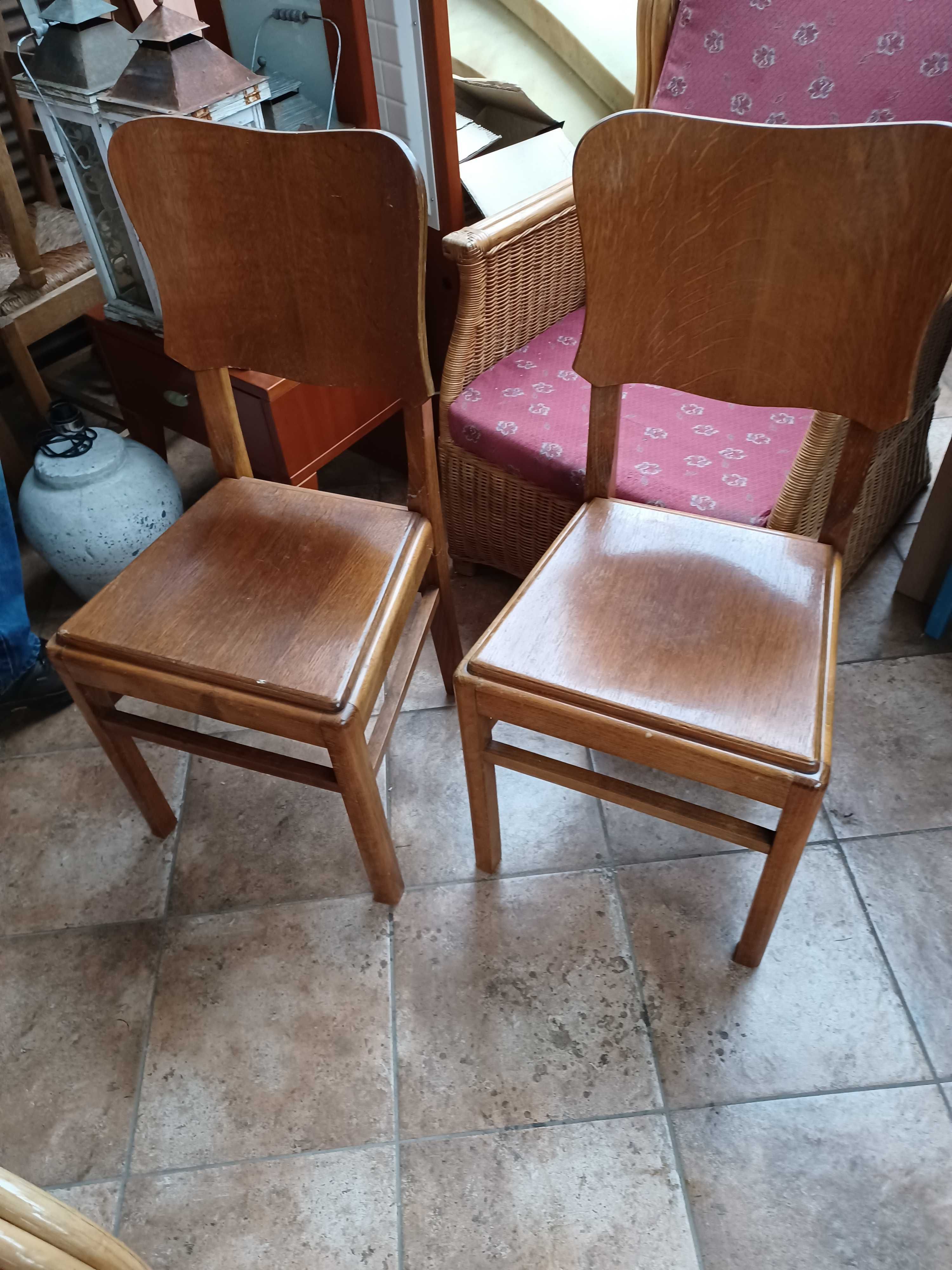 Drewniane krzesła.