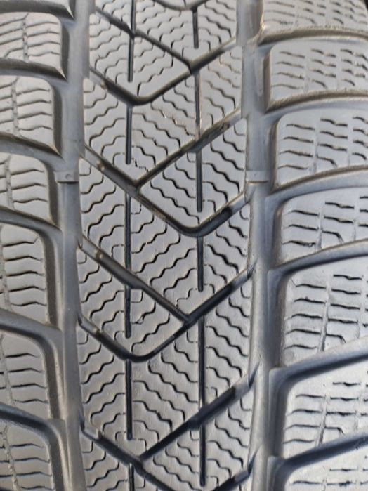 A217# Opony uzywane zimowe 225/60/18" Pirelli