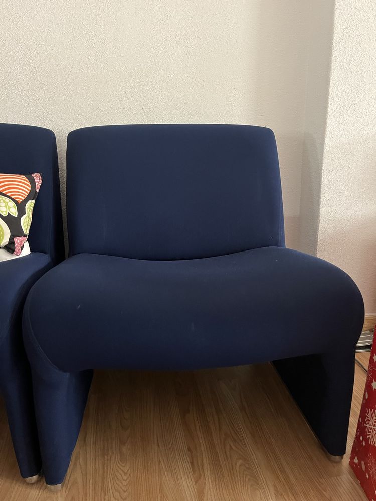 Duas poltronas azuis