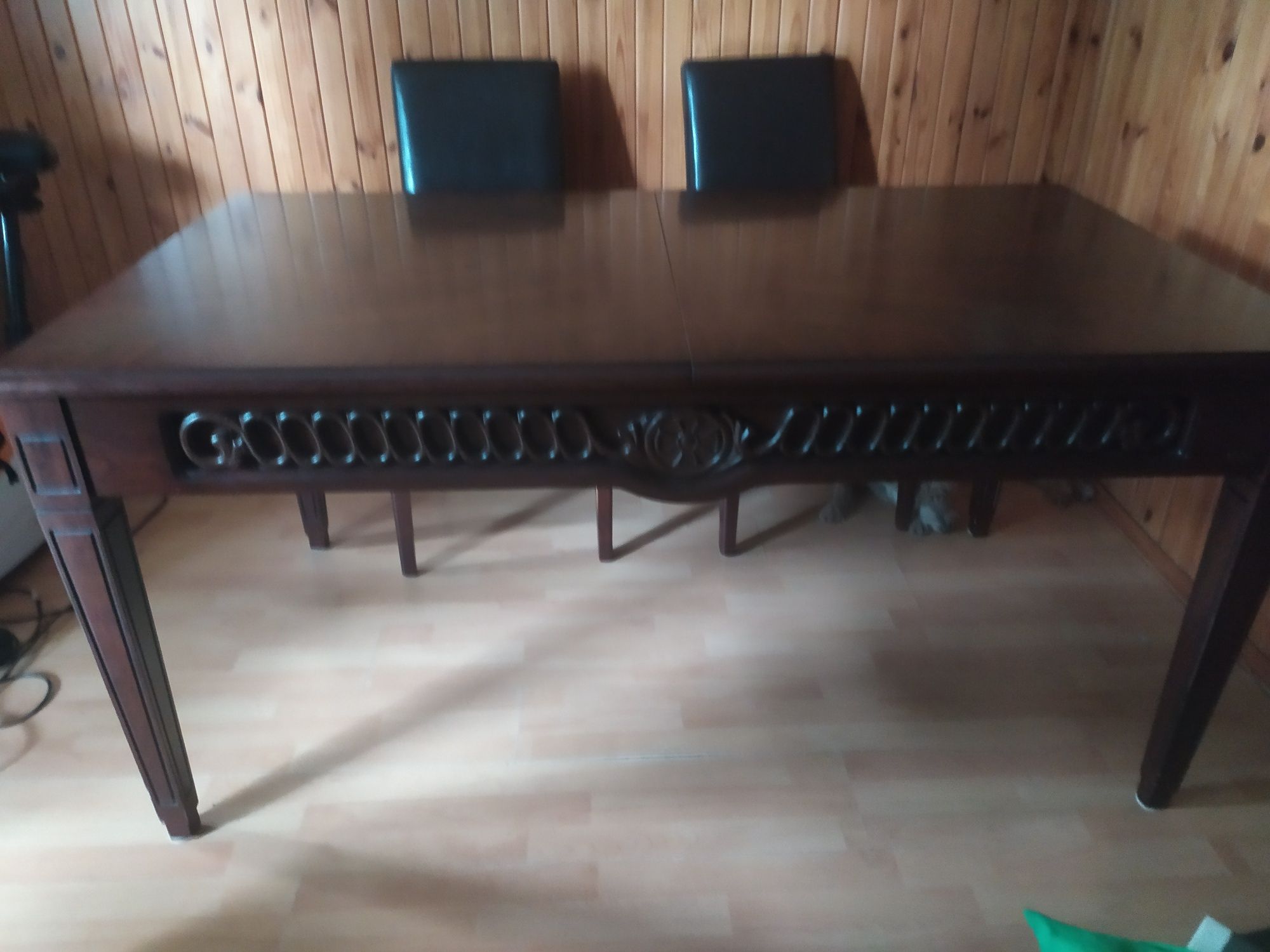 Stół rozkładany machoniowy, + cztery krzesla